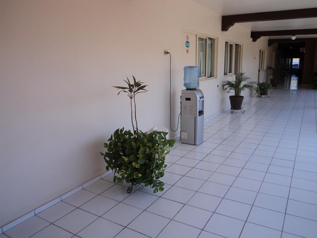 Hotel California 纳沃华 外观 照片